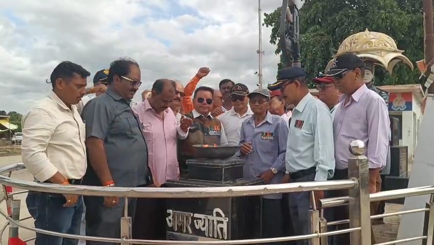 Read more about the article कारगिल दिवसमा शहीद प्रतिमा सरसफाइ र श्रद्धाञ्जली