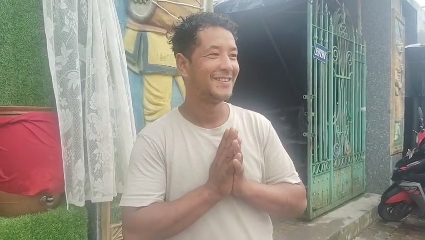 Read more about the article शुद्ध पिउने पानी निःशुल्क वितरण गर्दै गुरूङ परिवार