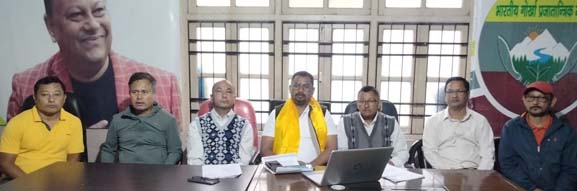 Read more about the article गोर्खा संस्कृति केन्द्र निर्माणको लागि अनित थापालाई ज्ञापन पत्र