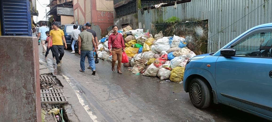 Read more about the article सुपर मार्केट स्थित रोड किनार डम्पिङ ग्राउण्ड जस्तै बन्दैछ