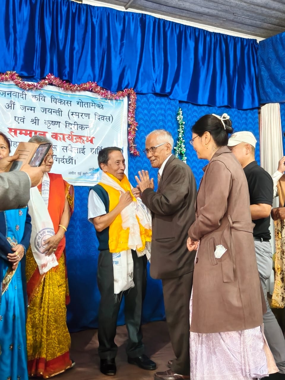 Read more about the article साहित्यकार कृष्ण गिरीलाई सम्मान जनाइयो