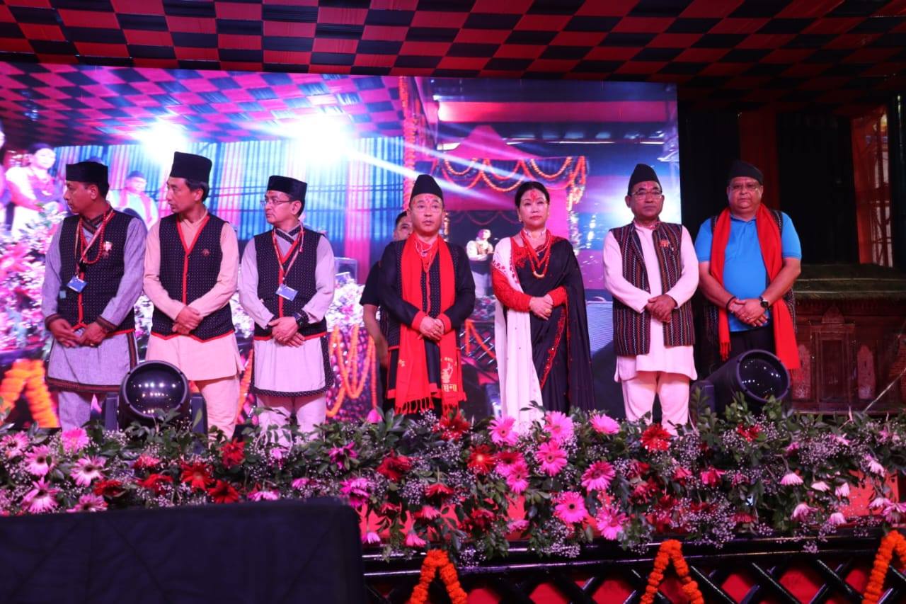 Read more about the article नेवार समुदायको इन्द्र जात्रामा सीएम र श्रीमती राईको सहभागिता